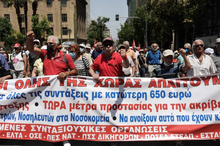 Πανελλαδική συγκέντρωση στα Προπύλαια από τους συνταξιούχους (video)