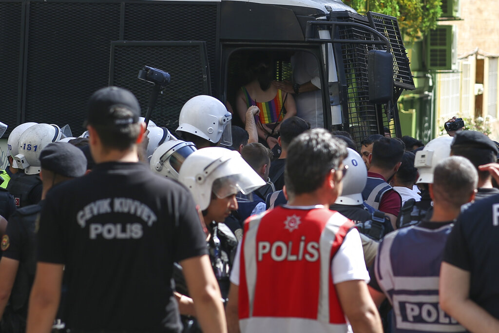 Κωνσταντινούπολη: Πάνω από 200 συλλήψεις πριν την απαγορευμένη πορεία Pride