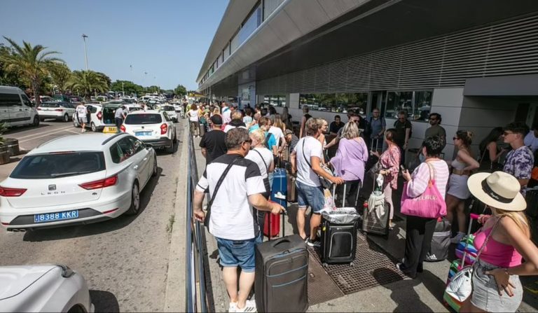 Τουρισμός: Συνεχίζεται το χάος στα ευρωπαϊκά αεροδρόμια – Ατελείωτες ουρές στην  Ίμπιζα για ένα ταξί