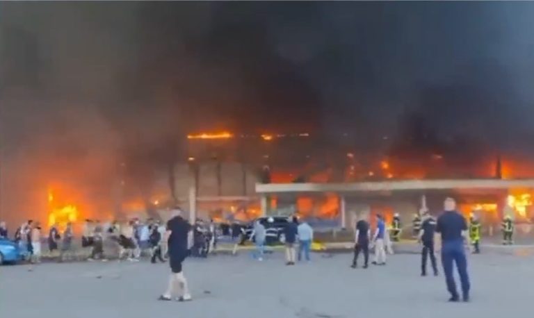 Ουκρανία: Ρωσικοί πύραυλοι έπληξαν εμπορικό κέντρο γεμάτο κόσμο στο Κρεμεντσούκ – Νεκροί και τραυματίες