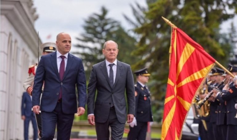 Επίσκεψη Σολτς στα Σκόπια: Η Γερμανία υπέρ της έναρξης των ενταξιακών διαπραγματεύσεων της Βόρειας Μακεδονίας με την Ε.Ε