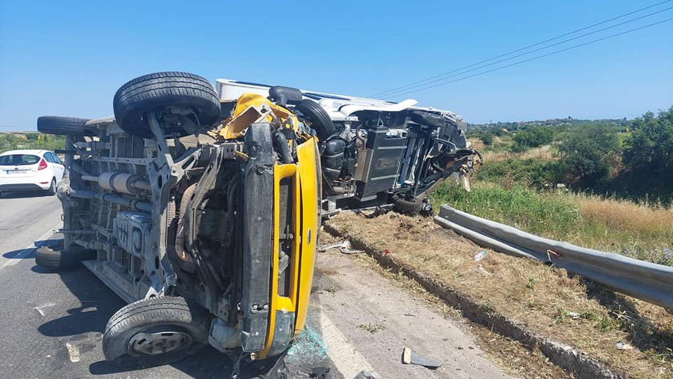 Τροχόσπιτο συγκρούστηκε με φορτηγάκι στην Καλλικράτεια – Επτά ελαφρά τραυματίες