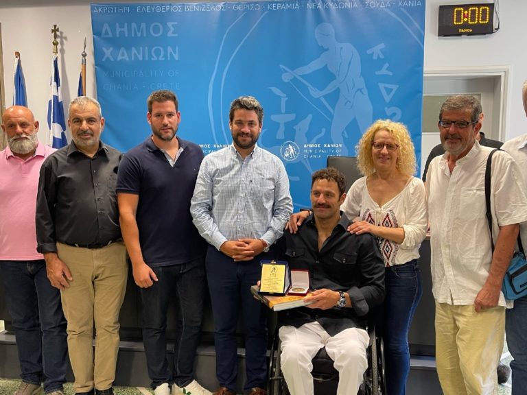 Τον Παγκόσμιο Πρωταθλητή Κολύμβησης και Παρολυμπιονίκη, Αντώνη Τσαπατάκη βράβευσε ο Δήμαρχος Χανίων