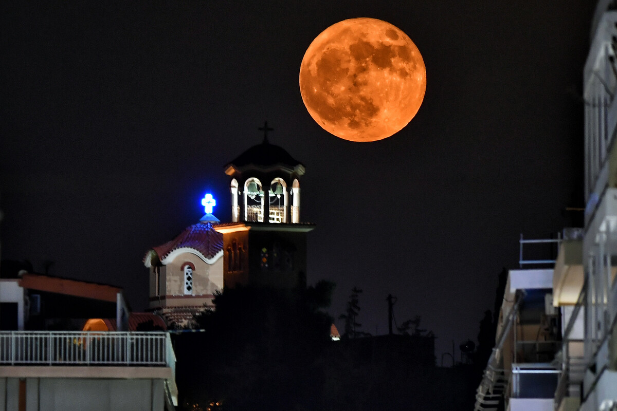 Φωτογραφίες: Το «φεγγάρι της Φράουλας» – Η πρώτη υπερπανσέληνος του 2022