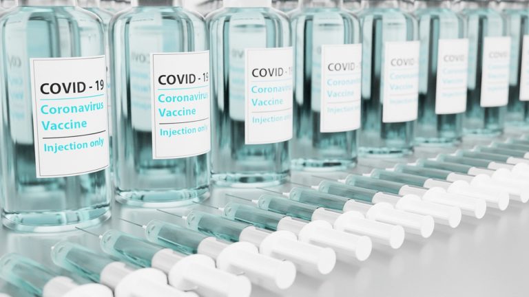 Κορονοϊός: Τι δείχνει η πρώτη σύγκριση τεσσάρων εμβολίων έξι μήνες μετά τον εμβολιασμό