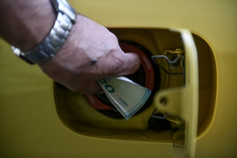 Το σχέδιο για το Fuel pass 2 – Αυξάνεται το ποσό και οι δικαιούχοι