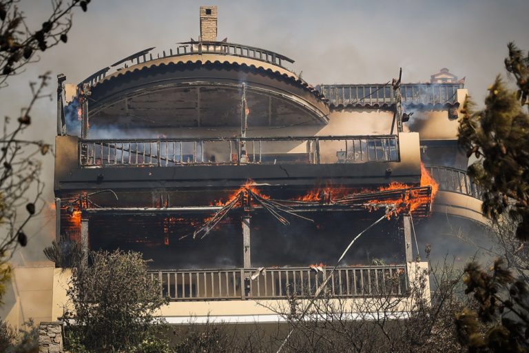 Live Φωτιά στη Βούλα: Εκκενώνεται το ορεινό Πανόραμα – Η φωτιά έφτασε σε σπίτια