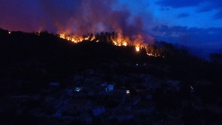 Φωτιά στην Εύβοια: Ελέγχθηκε το δυτικό μέτωπο – Καίει μακριά από κατοικημένες περιοχές
