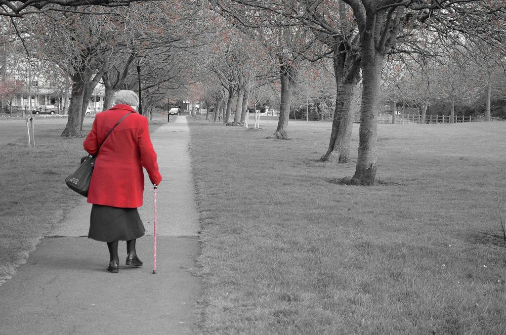 Έρευνα: Το αργό βάδισμα ενός ηλικιωμένου μπορεί να αποτελεί ένδειξη επερχόμενης άνοιας