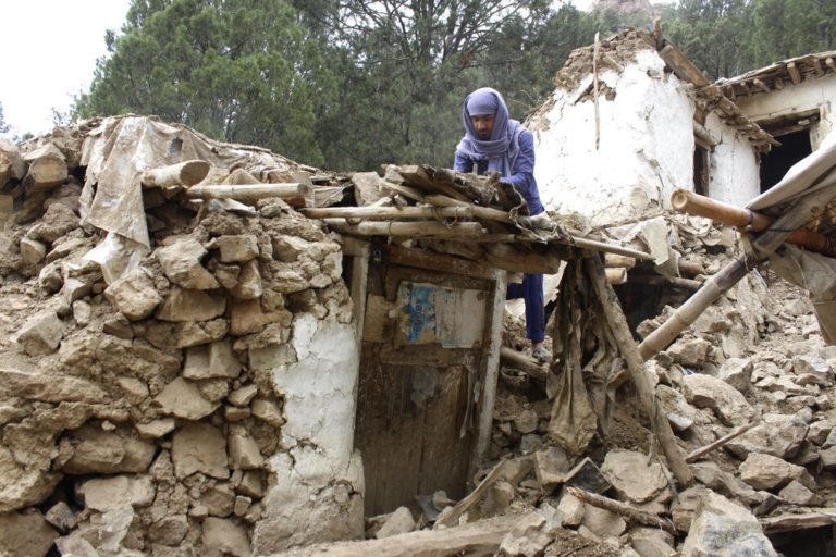 Αφγανιστάν: Τουλάχιστον 1.000 νεκροί από τον σεισμό – Η κακοκαιρία δυσχεραίνει τις προσπάθειες διάσωσης