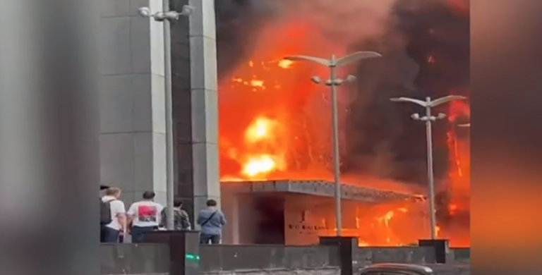 Φωτιά σε επιχειρηματικό κέντρο στη Μόσχα – Φόβοι για εγκλωβισμένους