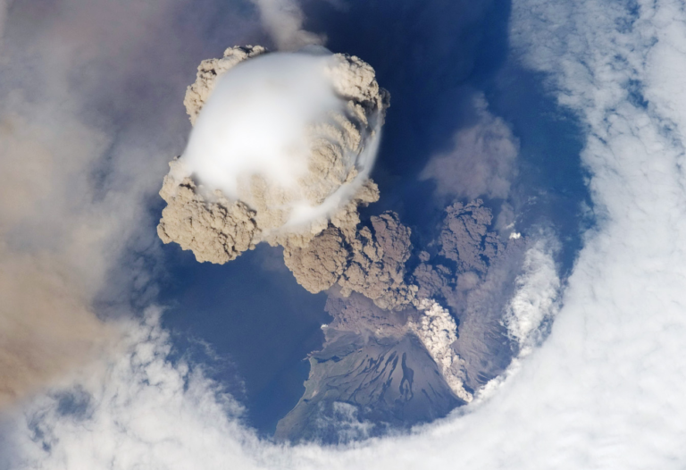 Ηφαίστειο Sarychev: Εξερράγη 13 χρόνια πριν και εικόνες του από το διάστημα ακόμα σαγηνεύουν