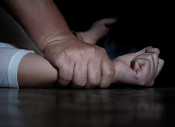 Μάλια: Ηλικιωμένος διώκεται για τον βιασμό της κόρης του