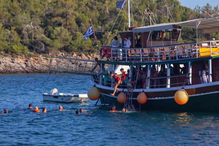 Κικίλιας: Πολύ ισχυρό το σήμα για τον ελληνικό τουρισμό – Επέκταση της σεζόν έως τέλος 2022