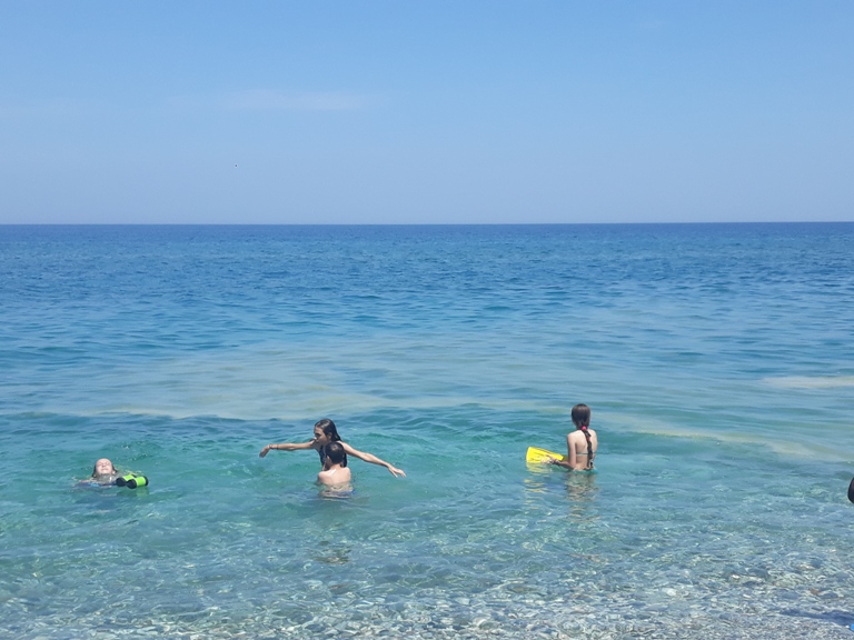 Ροδόπη: Σαράντα πέντε ωφελούμενοι του Συλλόγου “Άγιοι Θεόδωροι” απολαμβάνουν τις χαρές της θάλασσας