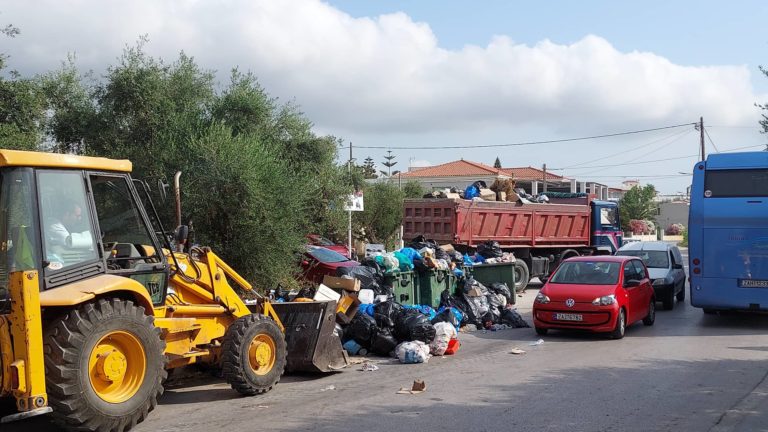 Ζάκυνθος: Κίνδυνος για τη δημόσια υγεία τα σκουπίδια – Τα μαζεύουν με μπουλντόζες και φορτηγά