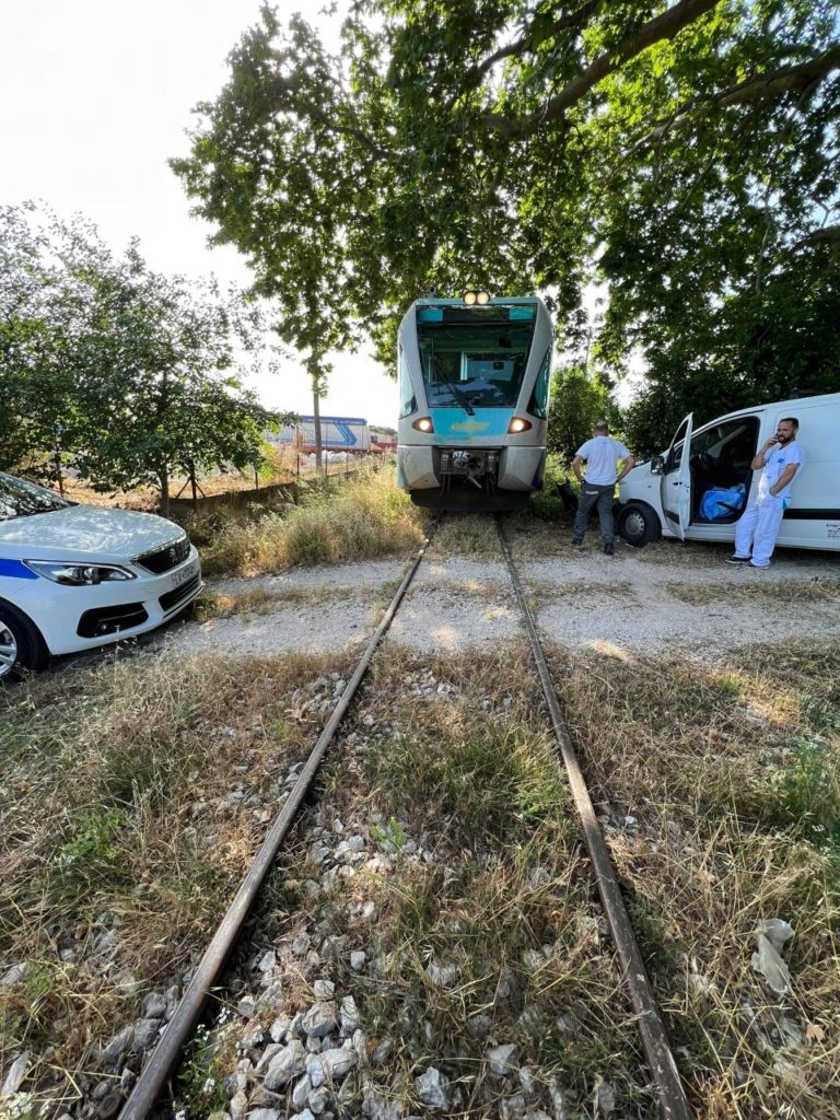 Τρένο του ΟΣΕ τράκαρε με σταθμευμένο βαν