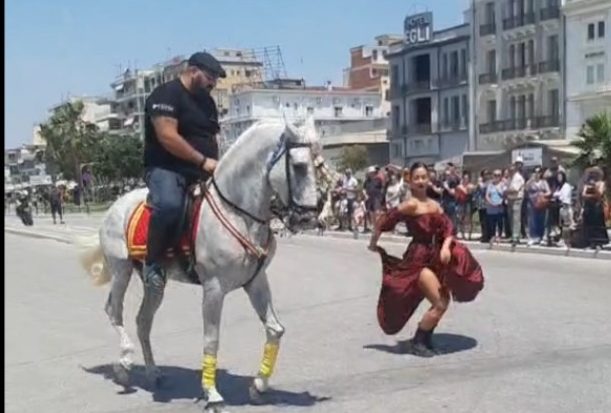Θεαματική η παρέλαση αλόγων στην παραλία του Βόλου – 6η Πανελλήνια Ιππική Συνάντηση (βίντεο)