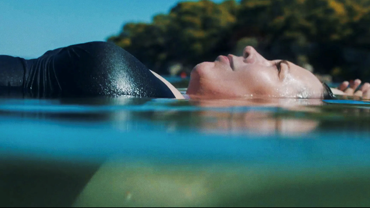 Το 12ο Athens Open Air Film Festival ξεκινά με την πρεμιέρα της ταινίας «Η Χαμένη Κόρη», παρουσία της Μάγκι Τζίλενχαλ
