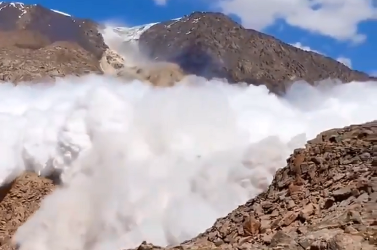 Απίστευτη χιονοστιβάδα στο Κιργιστάν – Τουρίστας καταπλακώθηκε ενώ την κινηματογραφούσε (video)
