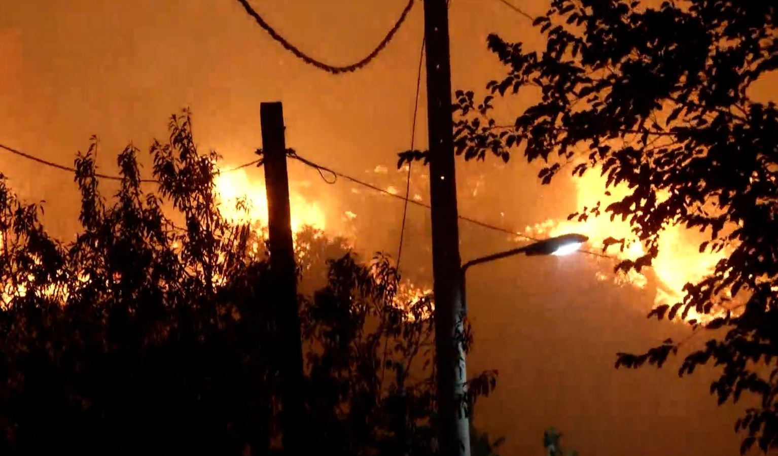 Ανθούσα: Σπίτι παραδίνεται στις φλόγες σε ζωντανή μετάδοση