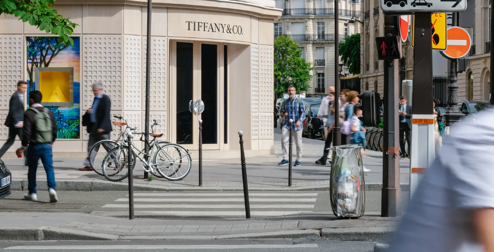 Μια ροτόντα στο χρώμα του ζαφειριού στην pop-up μπουτίκ του Tiffany στο Παρίσι