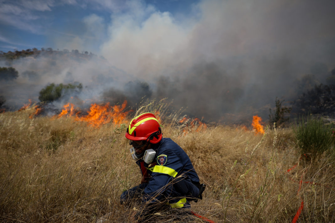 Μάχη με τις φλόγες στα Άγναντα Ηλείας – Τραυματίστηκαν τρεις πυροσβέστες