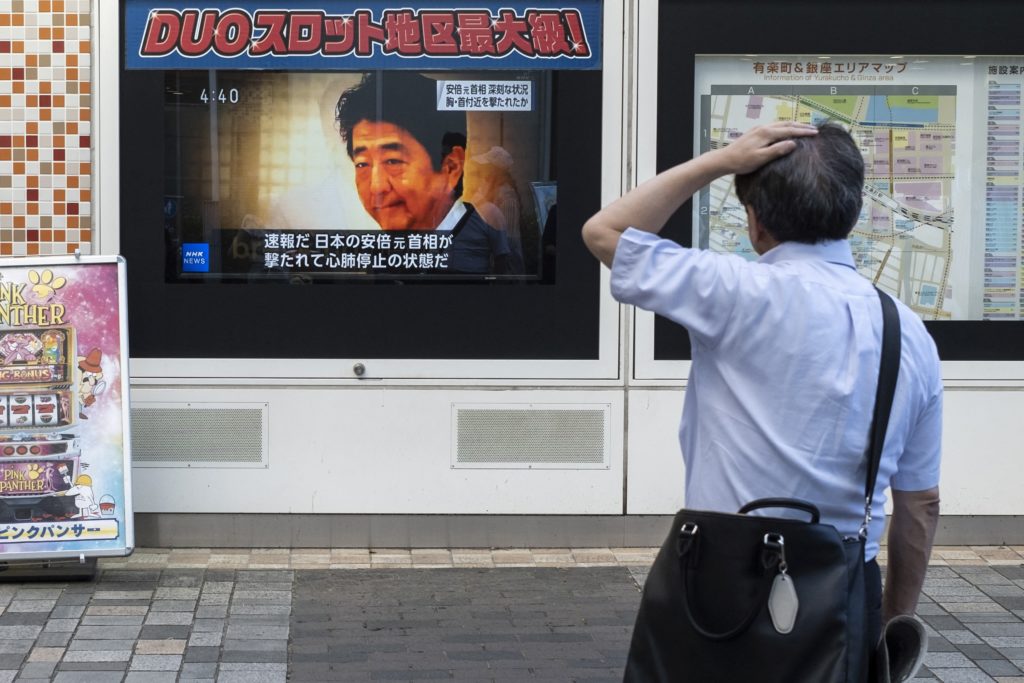 Θλίψη από την επίθεση κατά του πρώην πρωθυπουργού της Ιαπωνίας – Μηνύματα συμπαράστασης από τον πολιτικό κόσμο