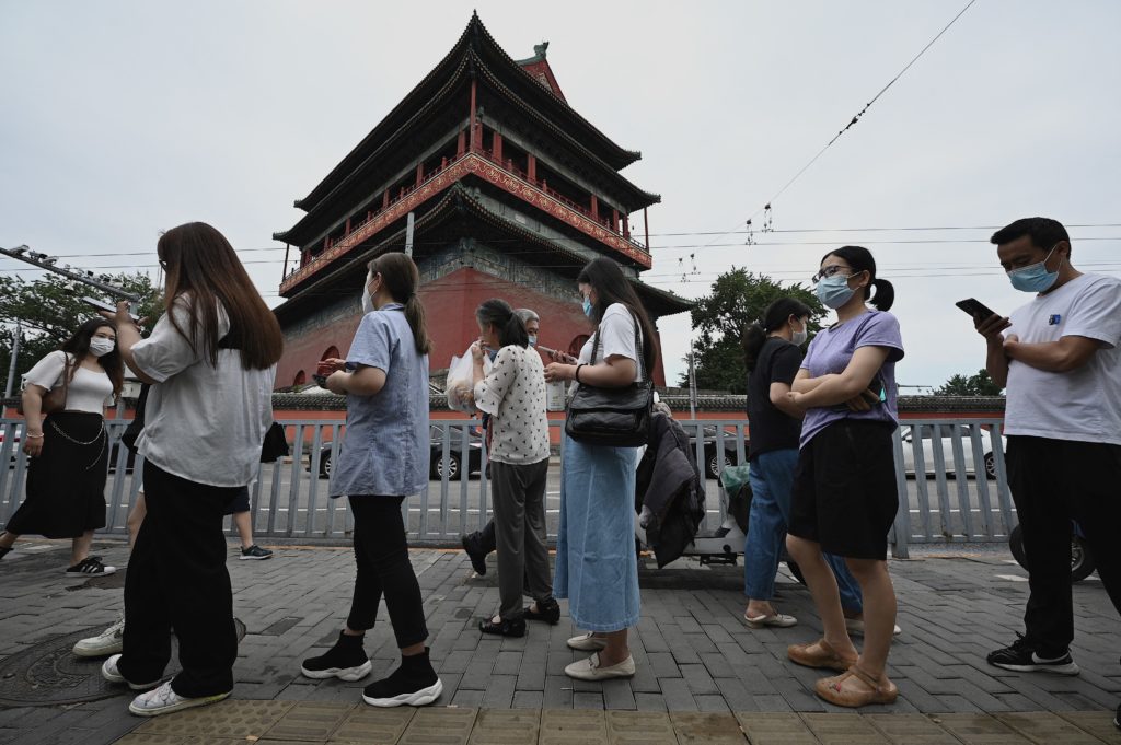 Τον υποχρεωτικό εμβολιασμό κατά της Covid 19 «σχεδίαζε» η Κίνα – Γιατί εγκατέλειψε το μέτρο