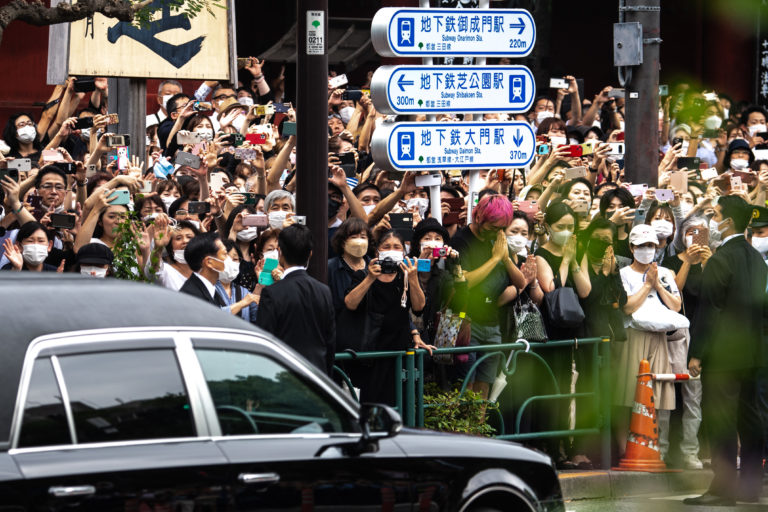 Ιαπωνία: Σε στενό οικογενειακό κύκλο η κηδεία του Σίνζο Άμπε – Φόρος τιμής από πολίτες
