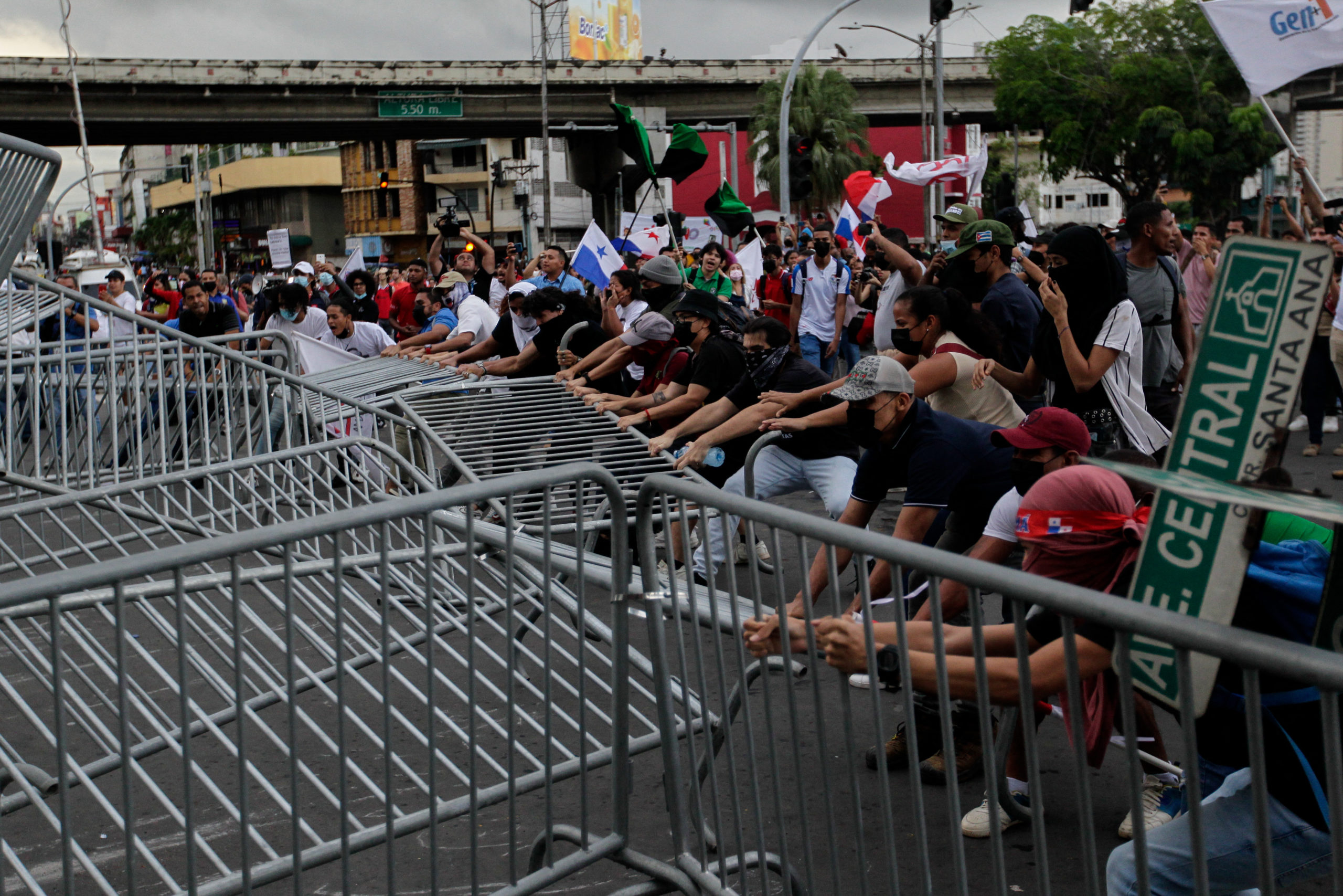 Παναμάς: Χιλιάδες διαδηλωτές στους δρόμους παρά την εξαγγελία για πάγωμα των τιμών