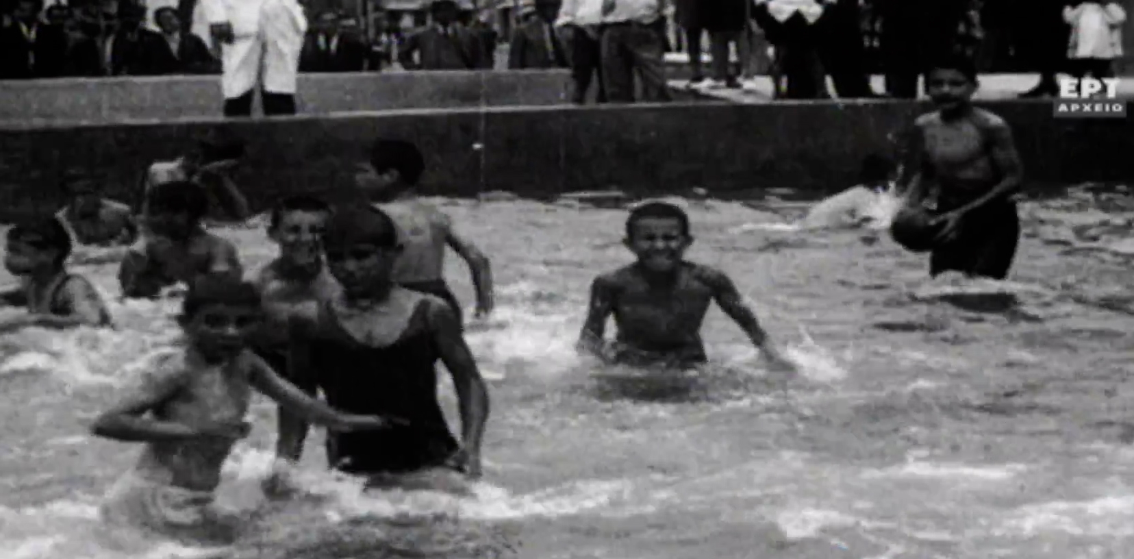 Η παιδική πισίνα της πλατείας… Κουμουνδούρου το 1930