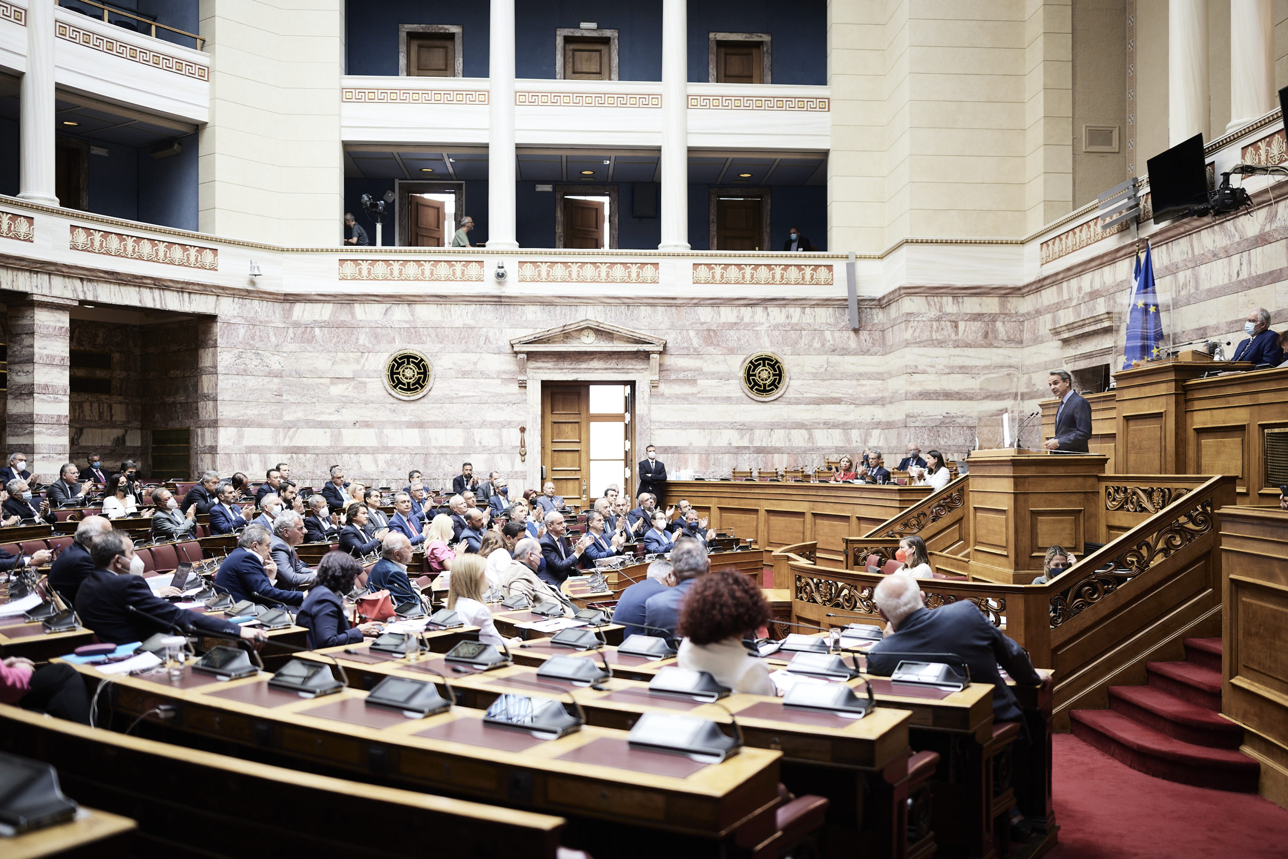 Υψηλοί τόνοι και πολιτικές αντιπαραθέσεις στη Βουλή (video)