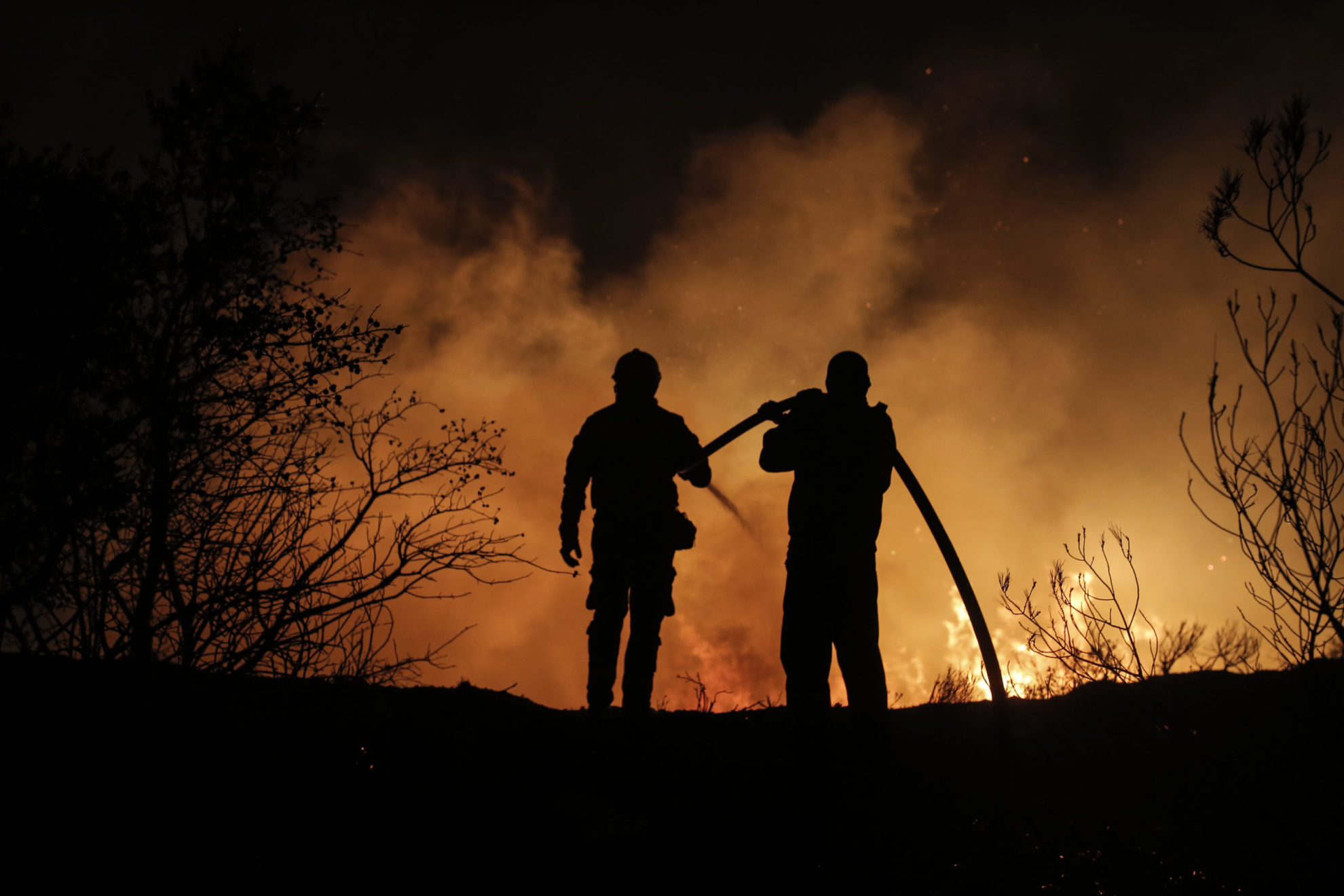 Φωτιά στην Πεντέλη: Μάχη στο «Παίδων» για να μην πάει η φωτιά σε εγκαταστάσεις με οξυγόνο και πετρέλαιο
