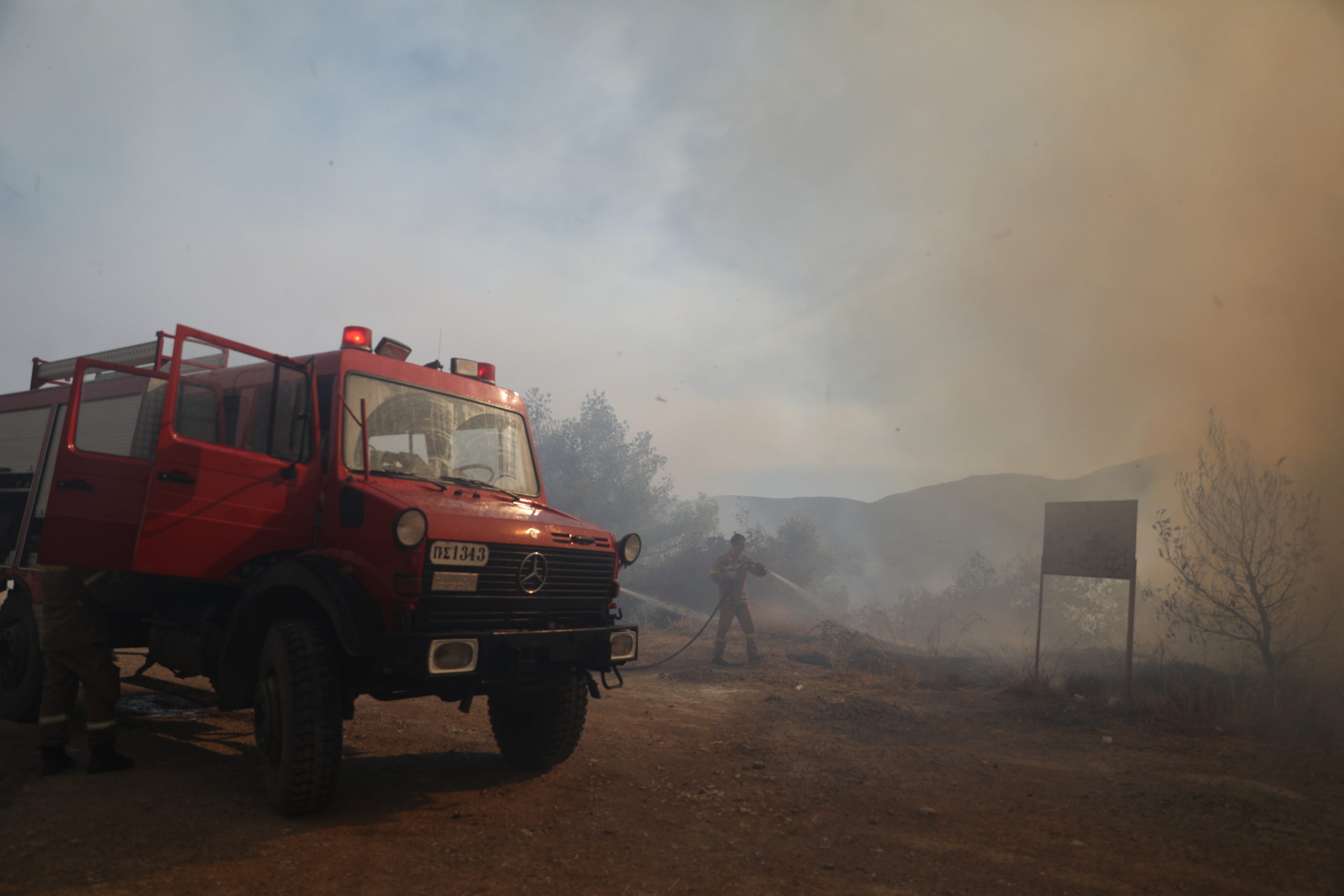 Φωτιές: 57 δασικές πυρκαγιές σε 24 ώρες – Η κατάσταση σε Άγιο Όρος, Χαλκίδα, Κόνιτσα