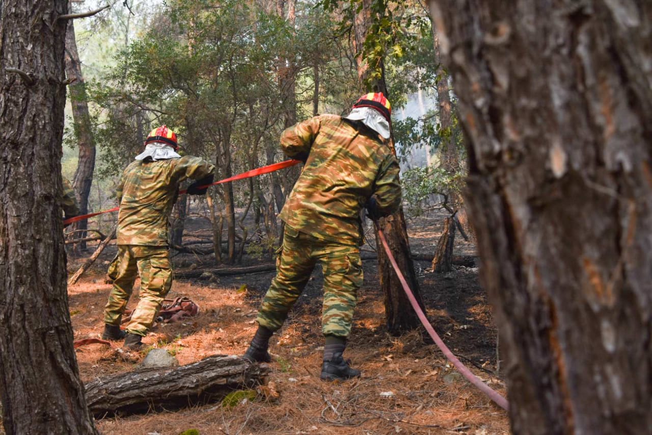 Σε πύρινο κλοιό η χώρα – Μάχη με τις φλόγες δίνουν πυροσβέστες και εθελοντές