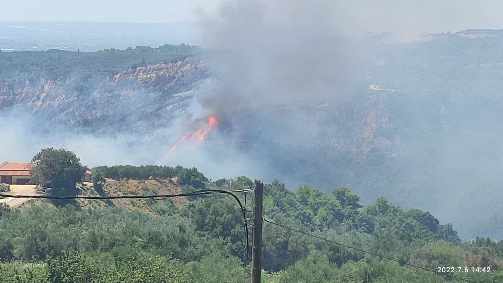 Πύργος: Σοβαρή αναζωπύρωση της φωτιάς στη Κορυφή