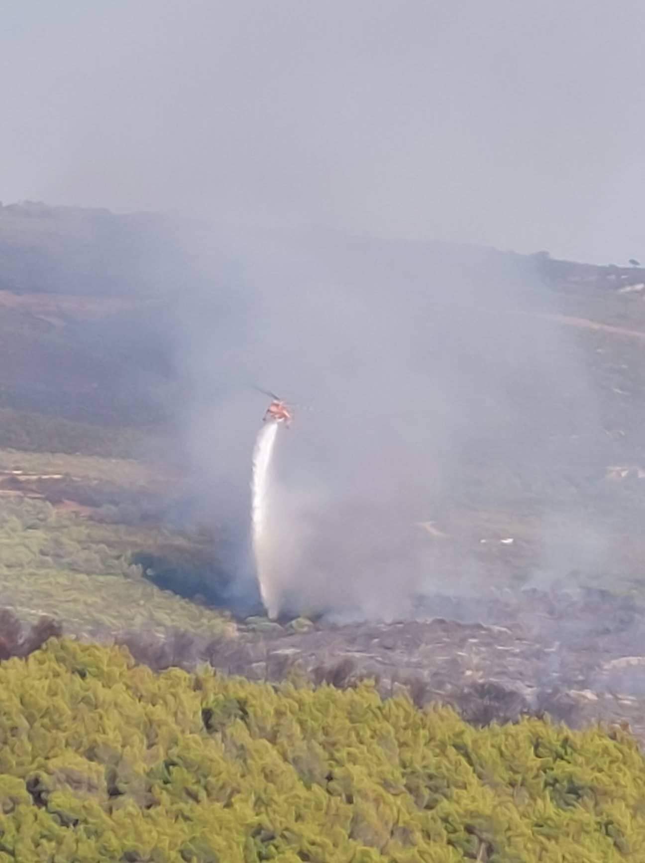 Ζάκυνθος: Μεγάλη φωτιά στο χωριό Καμπί – Ενισχύθηκαν οι δυνάμεις της πυροσβεστικής (video)