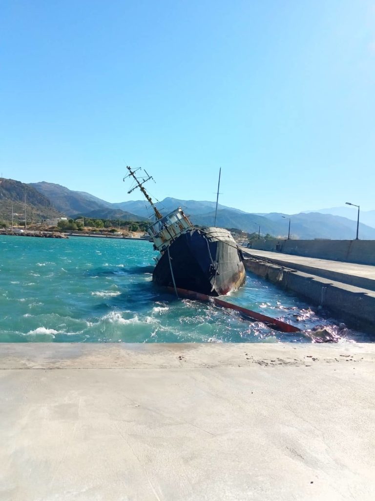 Βυθίζεται το παράνομο τσιγαράδικο στην Παλαιόχωρα