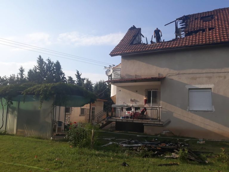 Κεραυνός έπεσε σε σπίτι στη Λάρισα – Άνοιξε τρύπα στα κεραμίδια (photos & video)