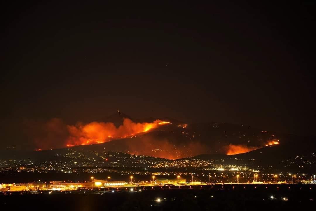 Καίγονται σπίτια σε Ντράφι και Ανθούσα – Μήνυμα 112 για εκκένωση προς Βριλήσσια και Αγία Παρασκευή