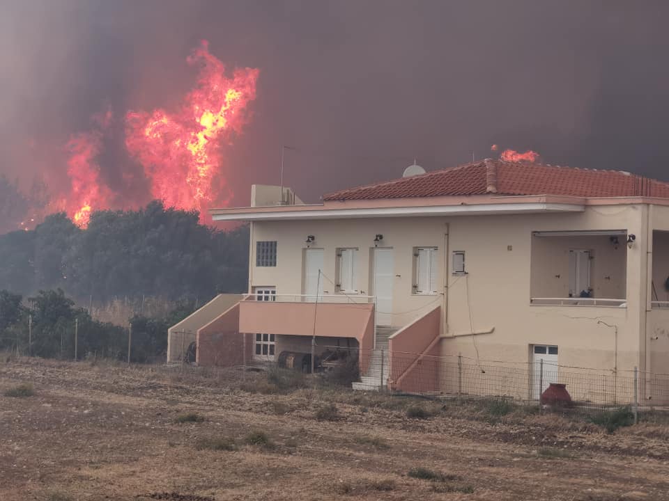 Λέσβος: Αναζωπύρωση της φωτιάς στον οικισμό των Βατερών – Δεύτερο μέτωπο σε ορεινή περιοχή στο Σταυρό (video)