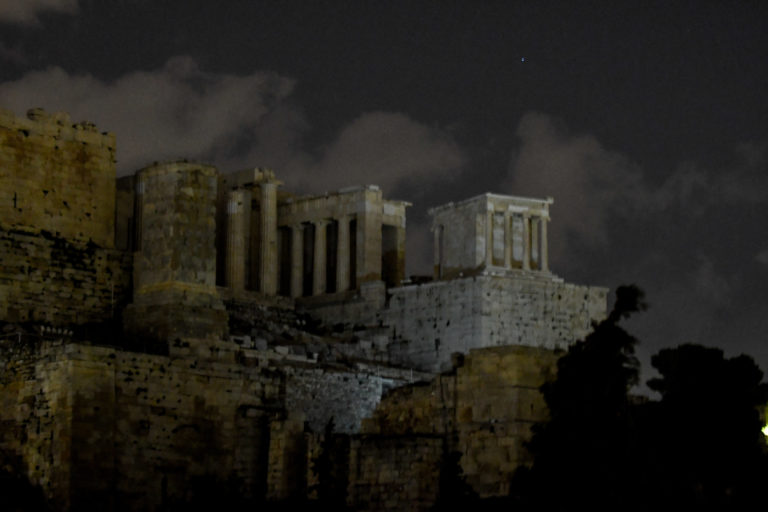 Το ελληνικό σχέδιο για την ενέργεια: Συσκότιση μνημείων και μείωση δημόσιου φωτισμού