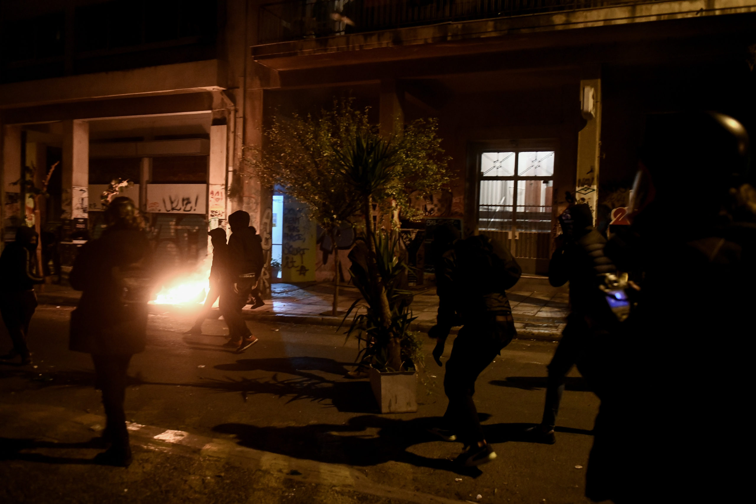 Επιθέσεις με μολότοφ κατά αστυνομικών στα Εξάρχεια: Τραυματίστηκαν 2 αστυνομικοί – Προσήχθησαν 33 άτομα