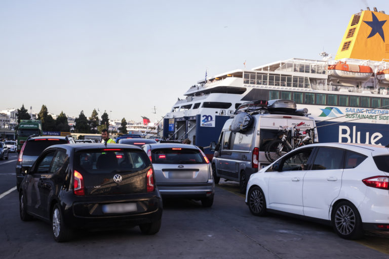 Συνεχίζεται η έξοδος των αδειούχων του Ιουλίου παρά την αλλαγή του καιρού – 21.225 επιβάτες αναχώρησαν από τον Πειραιά