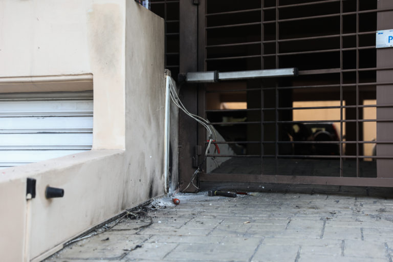 Επίθεση με γκαζάκια στο σπίτι του βουλευτή Μπάμπη Παπαδημητρίου – Καταγραφή των δραστών από κάμερα ασφαλείας