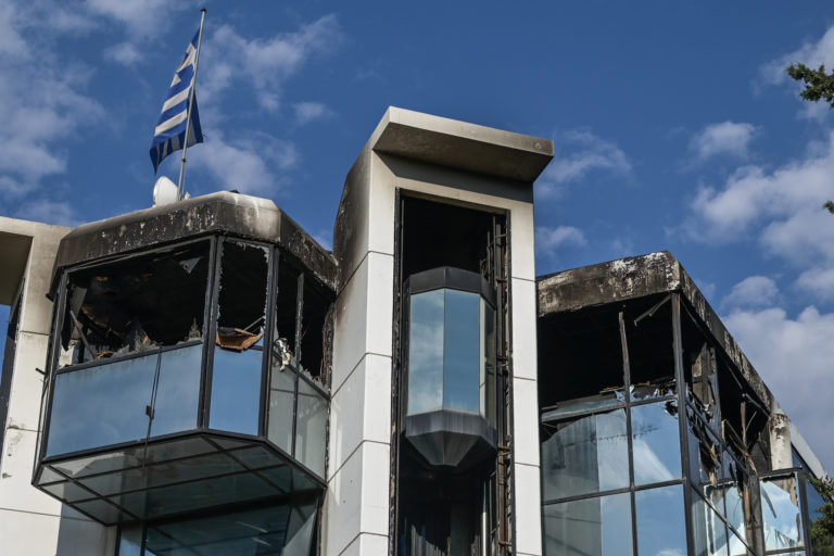 Κυβέρνηση και κόμματα καταδικάζουν την επίθεση στο κτίριο του Real