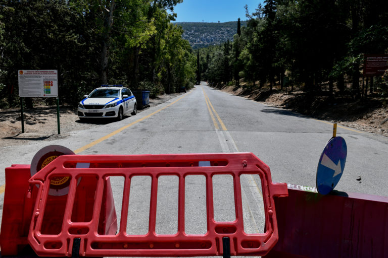 Κυκλοφοριακές ρυθμίσεις λόγω της πυρκαγιάς στην Πεντέλη: Ποιοι δρόμοι είναι κλειστοί