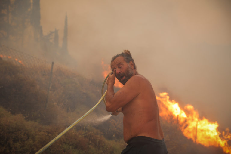 Φωτιά στην Πεντέλη: Ενισχύθηκαν οι δυνάμεις της Πυροσβεστικής – Μάχη με τις φλόγες και τους ανέμους