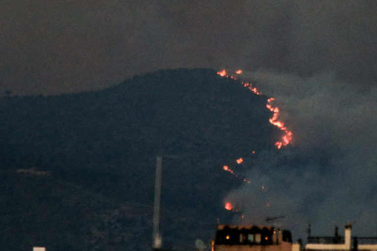 Φωτιά στην Πεντέλη: Ανάγλυφο, θερμοκρασία και ριπές ανέμου δυσκολεύουν την κατάσβεση